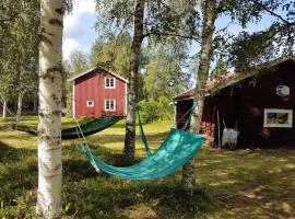 Charmig gård med bastu, strandtomt och utedusch i naturskönt område, hótel í Sveg