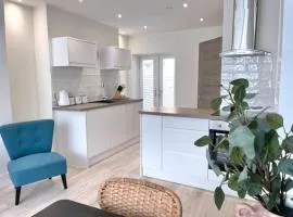 Lush Porthcawl Large Spacious 2 bedroom Apt, Garden, Prime Location
