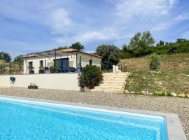 Villa 4 étoiles avec 2 chambres climatisation et piscine privée, מלון בVagnas