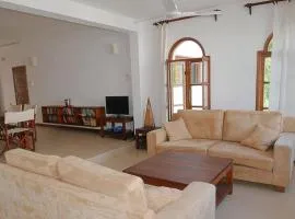 Suite apartment, pool, beach access nearby C224