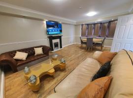 Bungalow in leafy area, gjestgiveri i Upminster