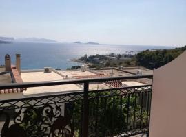 Villa House 200 with sea view, hytte i Spetses