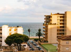 Apartment with large sea view terrace one minute walk from the beach, location de vacances à Calonge