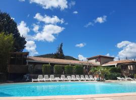 Relais du Salagou - Chalets climatisés proche Lac du Salagou, hotelli kohteessa Le Bosc