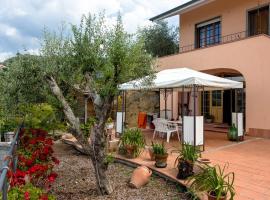 Room in Villa - Room in the hills with garden and sea view, gjestgiveri i San Salvatore