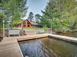 Lakefront Eagle River Vacation Rental with Boat Dock, casa rústica em Eagle River