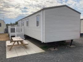 Viesnīca 3 Bedroom Modern Caravan Sleeps up to 8 pilsētā Milloma, netālu no apskates objekta Millom Railway Station