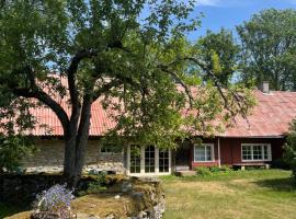 Aaviku Holiday Houses, hotel with parking in Vanamõisa