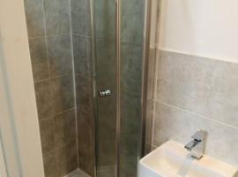 Ensuite Double-bed (E4) close to Burnley city ctr., hotell i Burnley