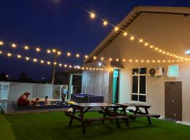 Adwa Homestay Kijal Private Pool Mini Golf, alojamento na praia em Kampong Darat Kijal