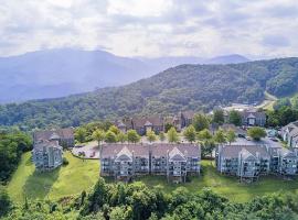 SKY HIGH VIEWS!!-Peak Mountaintop-Outdoor Pool-Close to Downtown-Private Balcony-WiFi-Cable, hotel in Gatlinburg