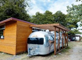 Luxury Vintage Airstream RV/Caravan Retro Charm Meets Comfort, campsite in Kiten