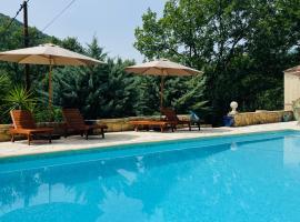 VILLA CAU B&B - Les Anglores, hotel i Claviers