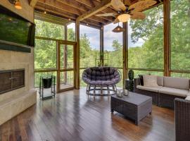 Landrum Treehouse - Hot Tub and Trail Access!, villa in Landrum