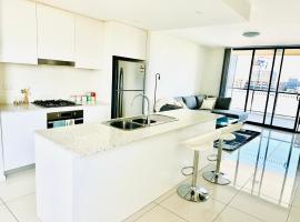 Viesnīca Modern 2 bedroom & 2 bathroom apartment with stunning Sydney CBD & Skyline Views! pilsētā Liverpūle