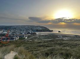 Direct Beach Access! Top Floor Apartment Perranporth, hotel in Perranporth