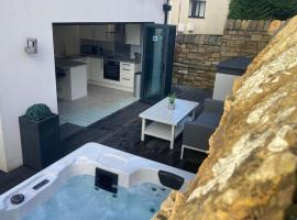 Luxury Canalside Apartment with Hot Tub、Poyntonにあるライムパークの周辺ホテル