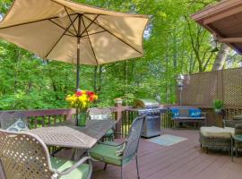 Cabin in Lake Lure Near Chimney Rock and Asheville!, holiday home in Lake Lure
