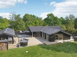 5 Bedroom Amazing Home In Glesborg