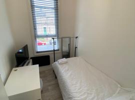 Small Single room walking distance to Hove Station，布萊頓霍夫的民宿