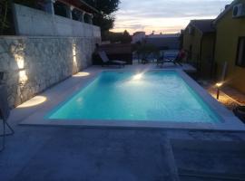 KAMENJAK VOLME, Cousy house with Pool, hotell i Banjole
