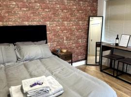 Perfect stay with Dallas Studio: Hayes şehrinde bir otoparklı otel