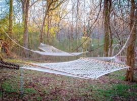 Candy Cane Glamp Yurt in the Woods, tented camp en Columbia