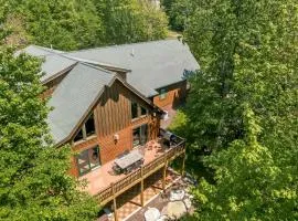 7 mins to Wisp New Hot tub Modern Cabin with Huge Media Room Fire Pit