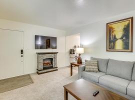 Pet-Friendly South Lake Tahoe Home 2 Mi to Lake, cabaña o casa de campo en South Lake Tahoe