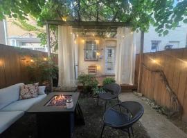 3-Bedroom House with Cute Patio Explore DC on Foot, cottage ở Washington