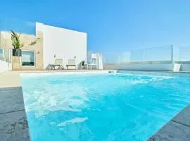 Luxury 2 BR Penthouse - Pool - close to Paceville