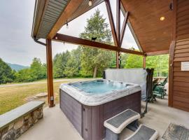 3-Acre Benezette Cabin: Hot Tub, Grill & Mtn View, hotel i Benezette