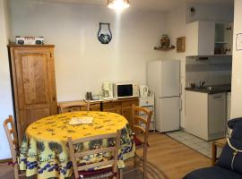 Appartement Enchastrayes, 2 pièces, 5 personnes - FR-1-165A-144，Enchastrayes的飯店