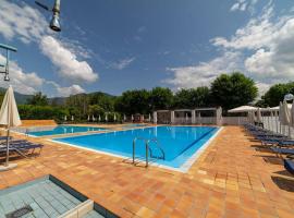 Patio 15 - Pools, tennis and water sports, hôtel avec piscine à Iseo