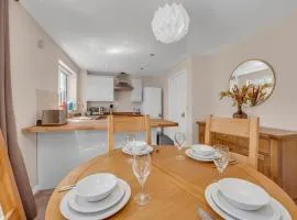 The Grange Luxe3, 4 Bedroom House,5-beds,Spacious,contractor,family,Internet,free parking,group,study,relocation,easily accessible in Ipswich,Kesgrave