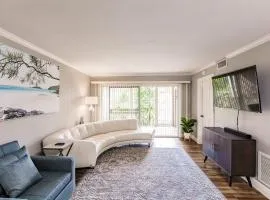 Bright 2 bedroom 2 bath condo with pool
