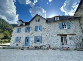 Le Val Éveillé - maison de maître de 1773 - 4*, casă de vacanță din Arudy