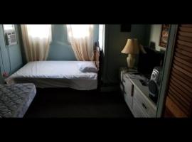 ARMANI MANOR UPSTAIRS UNIT 3 quaint rustic 1br, hotel que admite mascotas en Wildwood