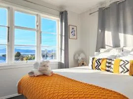 Lake, mountain view cottage - near major attractions