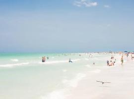 Lovely 1 Bedroom Unit Across from Lido Key Beach, rental liburan di Sarasota