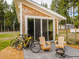 Tiny house & Sauna on Lakefront Farm Oasis, tiny house in Merville