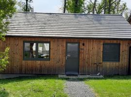 Cosy chalet near Durbuy in nature, semesterhus i Somme-Leuze