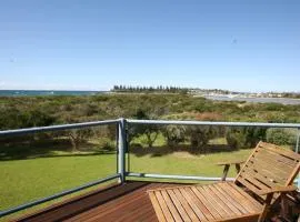 Breakwater 1 - 1 Narira Street- Beachfront Bermagui Wifi provided