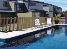 Moorhead Cove Beach Unit With pool Bermagui, hotel in Bermagui