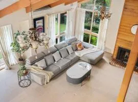 Stylish Retreat Family House 5BRM Wheelers Hill