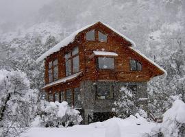 Caba&ntilde;as Borde Rio Las Trancas, hotel con pileta en Nevados de Chill&aacute;n
