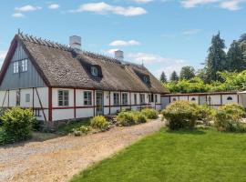 Amazing Home In Bog By With Wifi And 3 Bedrooms, hôtel à Bogø By