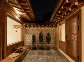 Luxury Hanok Mirror Courtyard
