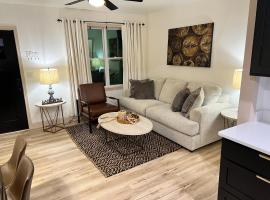 Modern 2 Bedroom Apartment, hotel com estacionamento em Monroeville