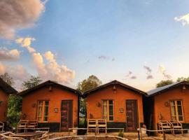 Monkey Mud House and Camps, Bir, pet-friendly hotel in Bīr
